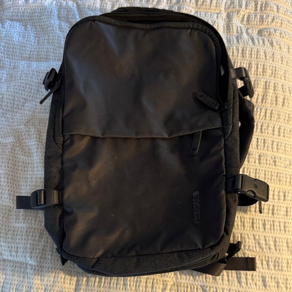 Incase Midnight Black Men's Backpack - Picture 1 of 5